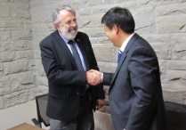 Melvyn Goodale meets colleague from Astronaut Center of China